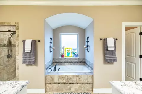 Bath - 8209 Cimarron Trl, Abilene, TX 79606 photo 1 of 10
