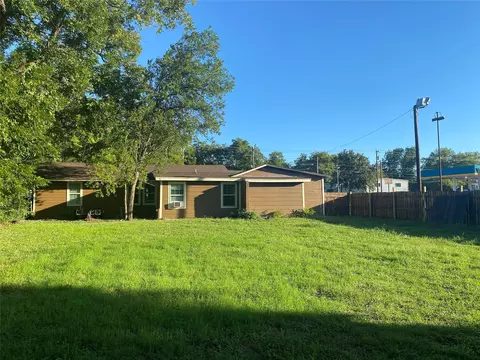 1205 E Henderson St, Cleburne, TX 76031