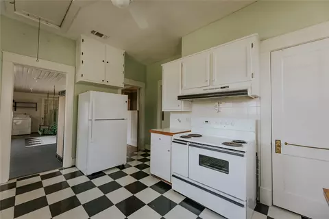 Kitchen - 215 E Arizona, Ruston, LA 71270 photo 2 of 3
