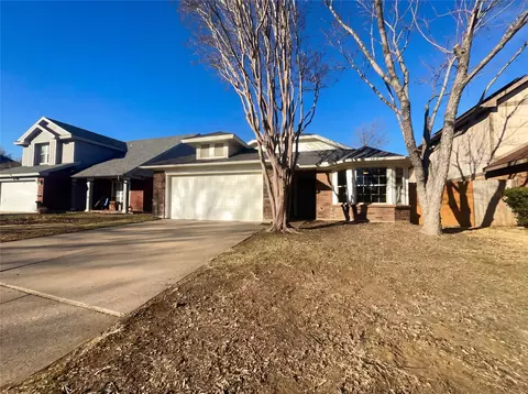 2108 Woodland Oaks Dr, Arlington, TX 76013