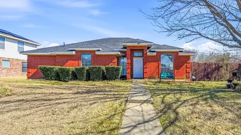 1308 Meadow Gln, Lancaster, TX 75146