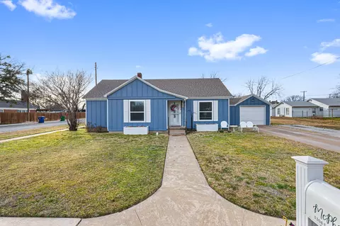 1104 S College Ave, Decatur, TX 76234