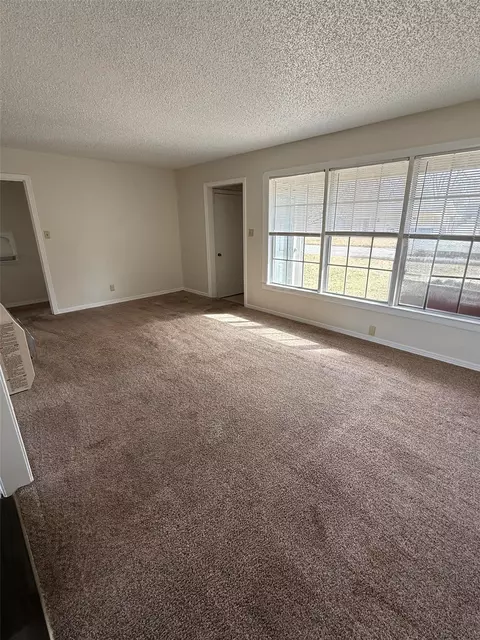 203 E 7th St, Kaufman, TX 75142 photo 2