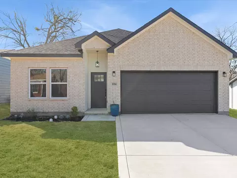1004 E Hickory St, Kaufman, TX 75142