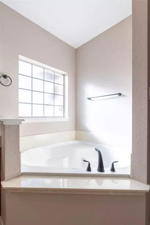 Bath - 217 Quicksilver Rd, Abilene, TX 79602 photo 2 of 4