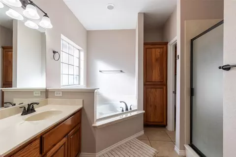 Bath - 217 Quicksilver Rd, Abilene, TX 79602 photo 3 of 4