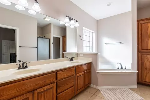 Bath - 217 Quicksilver Rd, Abilene, TX 79602 photo 1 of 4