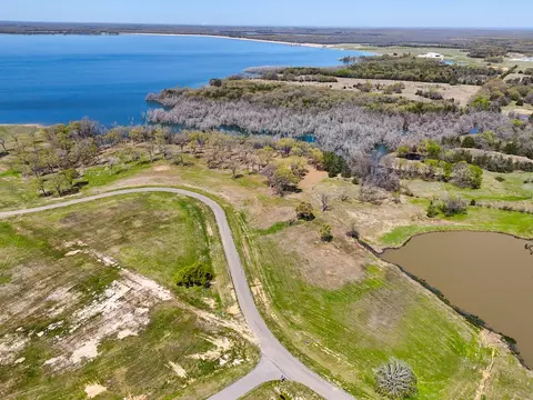 410 Peninsula Dr, Honey Grove, TX 75446
