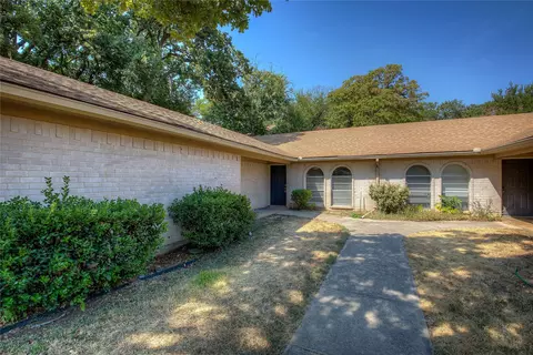 609-611 Melbourne Rd, Hurst, TX 76053