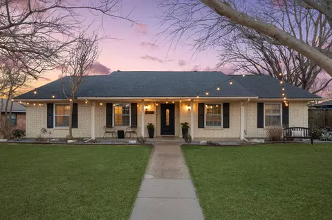2704 Hunters Creek Dr, Plano, TX 75075