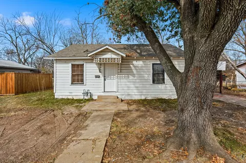 803 E 14th St, Bonham, TX 75418