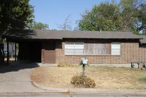 401 Hallvale Dr, White Settlement, TX 76108