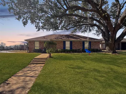 5216 Stagetrail Dr, Arlington, TX 76017
