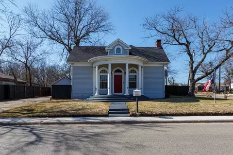 2704 King St, Greenville, TX 75401