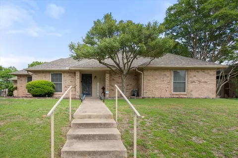 10124 Stoneleigh Dr, Benbrook, TX 76126