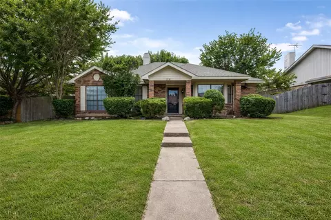 1036 Twin Falls Dr, Desoto, TX 75115