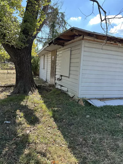 2435 Iroquois St, Dallas, TX 75212