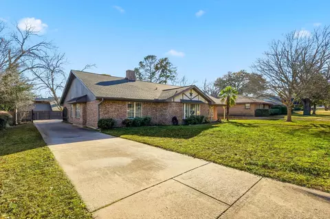 2206 Oak Forest Ct, Arlington, TX 76012