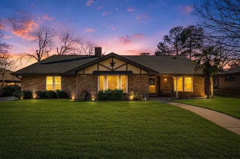 2206 Oak Forest Ct, Arlington, TX 76012