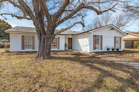 807 Spanish Trail Dr, Granbury, TX 76048