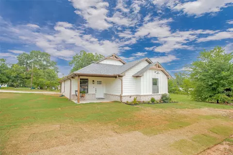 113 W Magnolia St, Troup, TX 75789