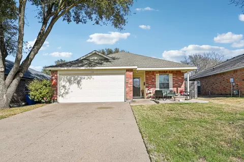 1102 N Gaines St, Ennis, TX 75119