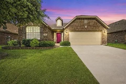 900 Silvermoon Dr, Little Elm, TX 75068