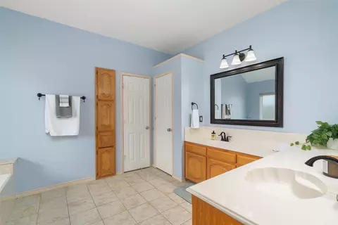 Bath - 4010 Bluffpoint Rd, Rowlett, TX 75088 photo 3 of 5