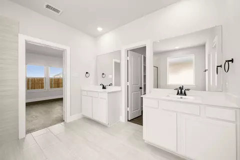 Bath - 1724 Nesting Robin Ln, Krum, TX 76249 photo 2 of 5