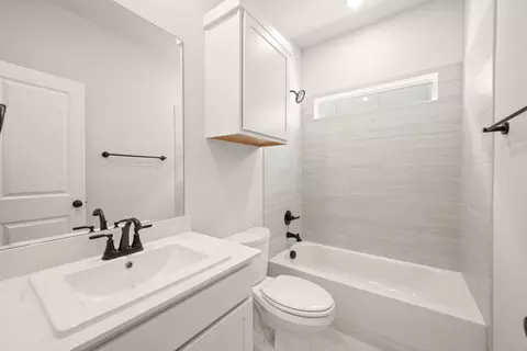 Bath - 1724 Nesting Robin Ln, Krum, TX 76249 photo 5 of 5