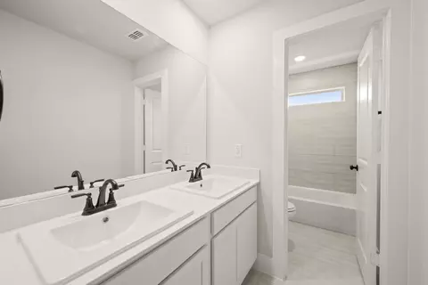 Bath - 1724 Nesting Robin Ln, Krum, TX 76249 photo 4 of 5
