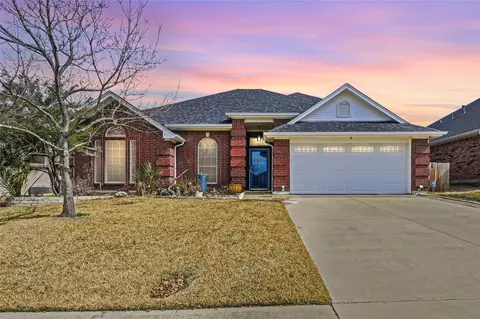 816 W Lonesome Dove Trl, Arlington, TX 76001