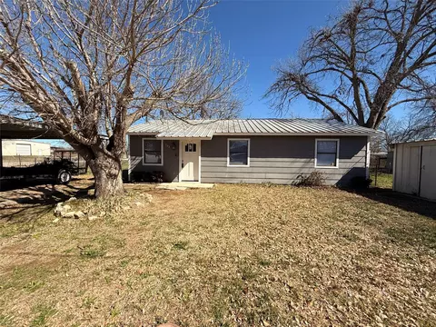 707 N First St, Bangs, TX 76823