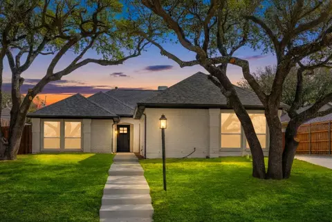 2812 Crooked Creek Dr, Carrollton, TX 75007