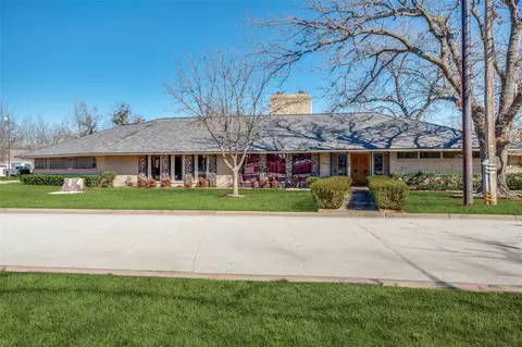 1202 S Lindsay St, Gainesville, TX 76240