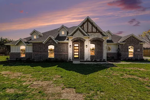 7020 Southrock Dr, Midlothian, TX 76065