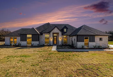 7040 Southrock Dr, Midlothian, TX 76065