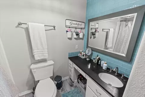 Bath - 5213 Links Dr, Waco, TX 76708 photo 2 of 3