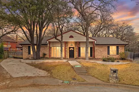 1904 Bay Oaks Ct, Fort Worth, TX 76112