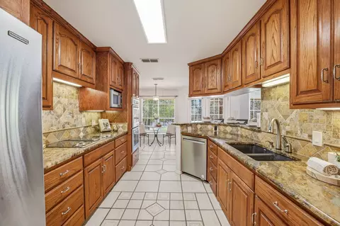 2700 Solar Ct, Granbury, TX 76049