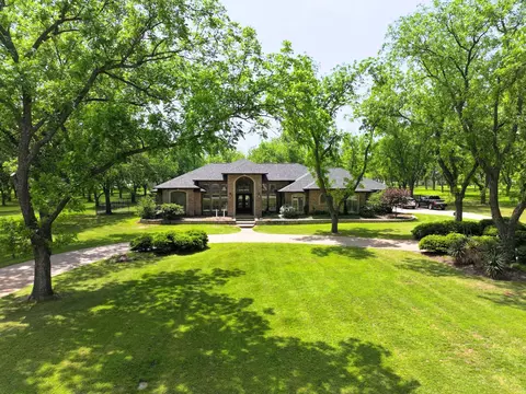 8810 S Hampton Dr, Granbury, TX 76049