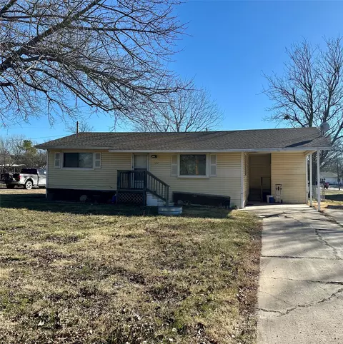 102 N 7th St, Celeste, TX 75423