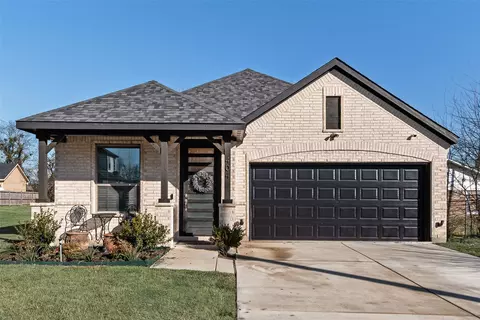 404 W Rochester St, Terrell, TX 75160