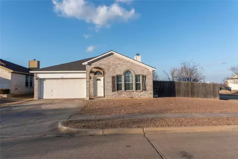 1025 Buffalo Springs Dr, Fort Worth, TX 76140