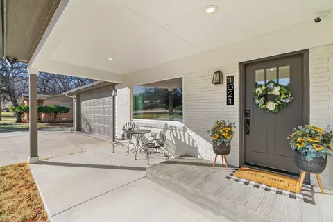 1021 Poe St, Azle, TX 76020