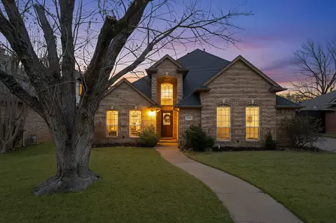 1068 Rosewood Dr, Grapevine, TX 76051