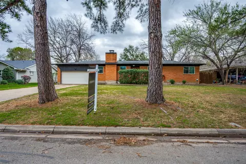 913 Ross Trl, Arlington, TX 76012