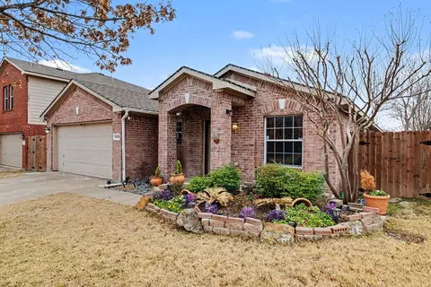 7936 Meadow Spring Ln, Fort Worth, TX 76120