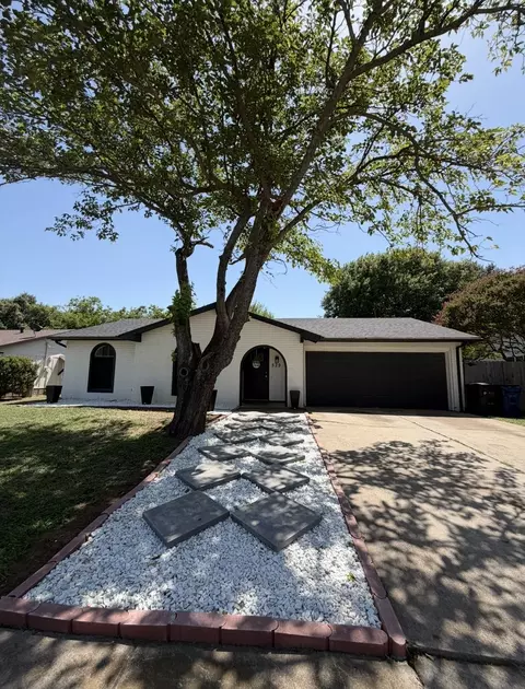 529 Ann Lois Ln, Burleson, TX 76028