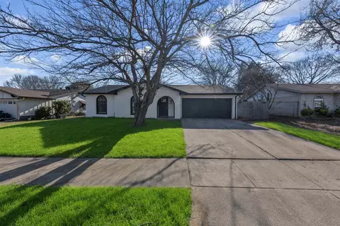 529 Ann Lois Ln, Burleson, TX 76028